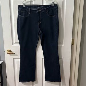 Old Navy woman's sz 16 Short Curvy profile jeans. Midrise. VG Used condition.